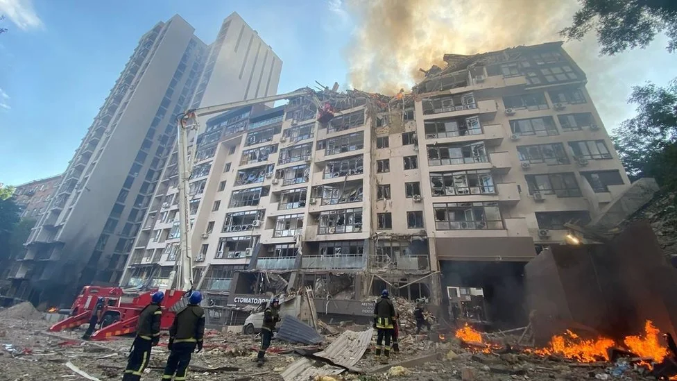 Рятувальники на місці руйнувань після ракетного удару по Києву