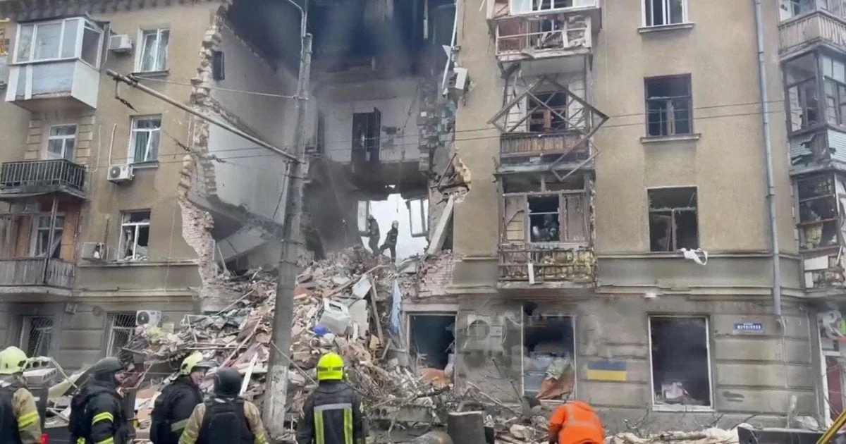 Рятувальники на місці ракетного удару по житловому будинку в Одесі