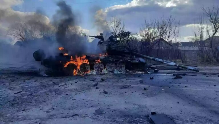 Знищений палаючий танк після російських ударів по заправках України