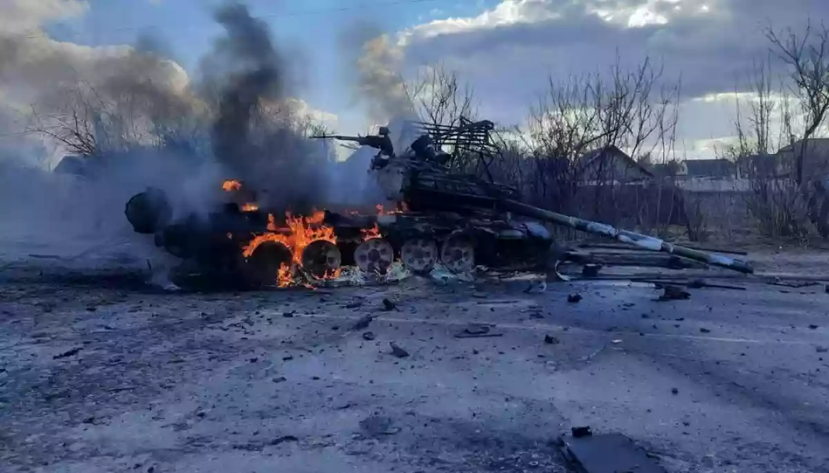 Знищений палаючий танк після російських ударів по заправках України