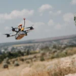 FPV-дрон російської армії летить над населеним пунктом у тилу
