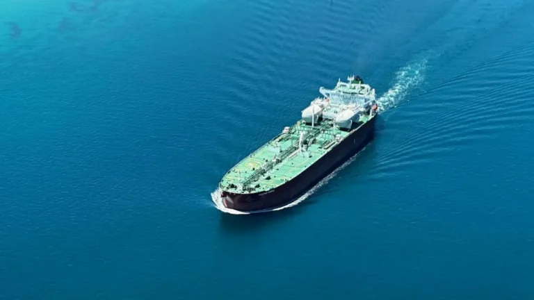 Танкер доставляє пальне морем до окупованого Криму через Таганрозьку затоку