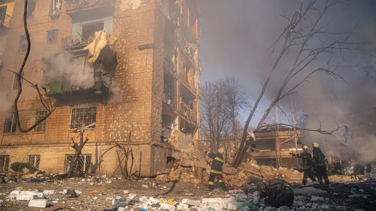 Рятувальники біля зруйнованого будинку в Києві після атаки Росії