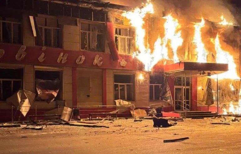 Палаючий супермаркет у Богодухові після удару російських дронів