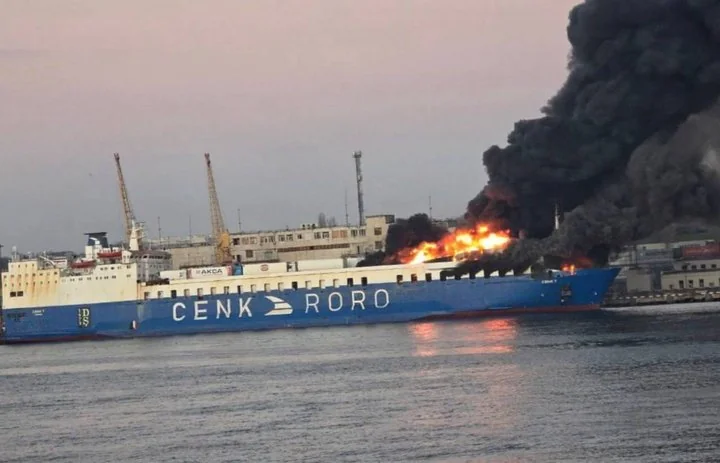 Пошкоджене судно CENK RORO палає після удару по порту Одещини
