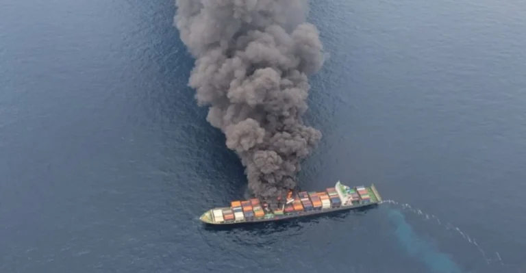Палаюче контейнерне судно Того після російського удару в морі