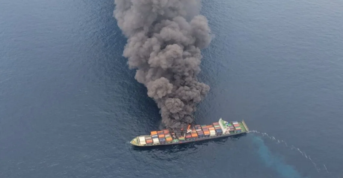 Палаюче контейнерне судно Того після російського удару в морі