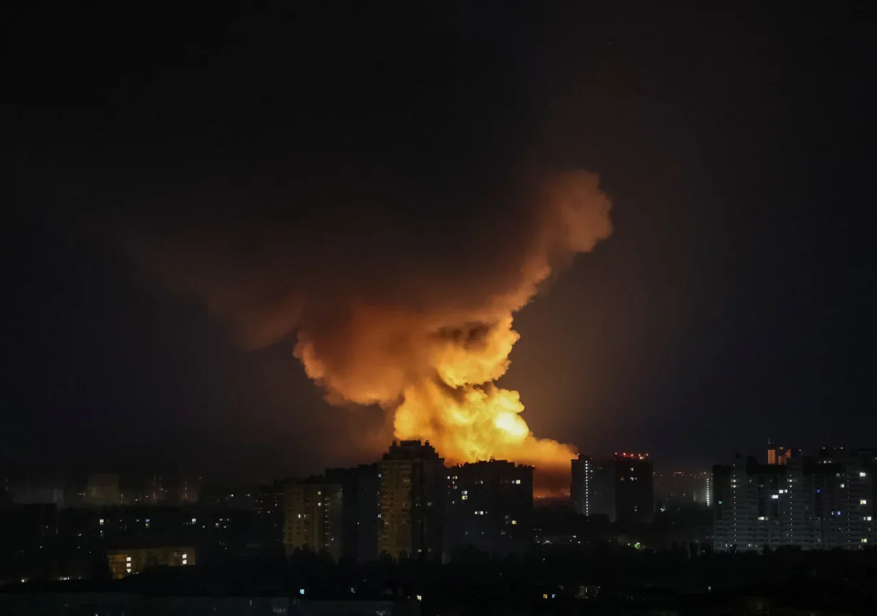 Пожежа та вибух над багатоповерхівками Києва після удару Росії