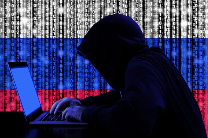 Российский хакер атакует МИД Британии на фоне бинарного кода