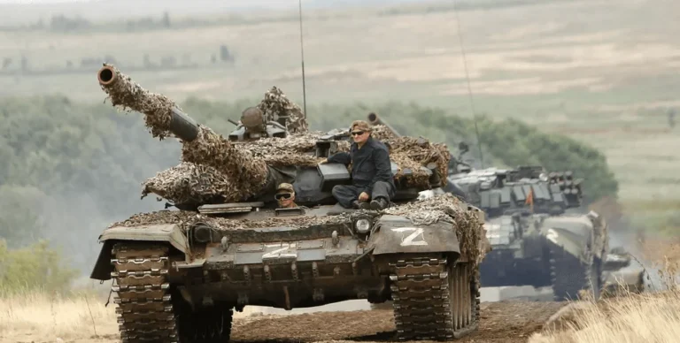 Російський танк з маркуванням Z наступає під Костянтинівкою