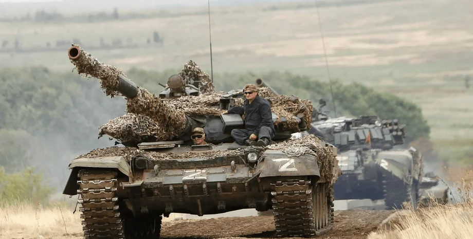 Російський танк з маркуванням Z наступає під Костянтинівкою