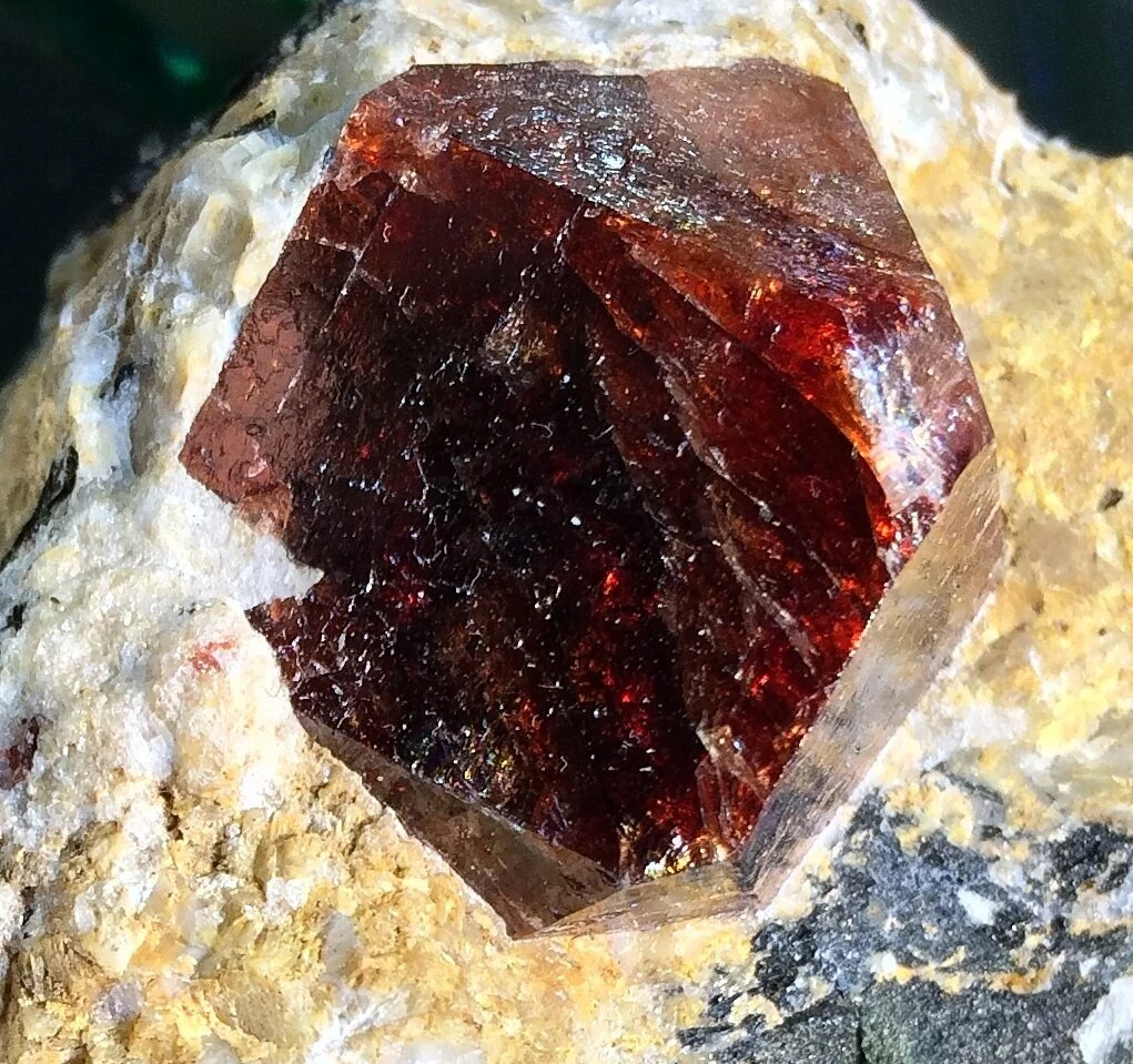shcho-take-tsyrkon-mineral-shcho-zberihaie-istoriiu-zemli-ea8b