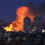 Вибух шрапнелі над багатоповерхівками Києва під час атаки РФ