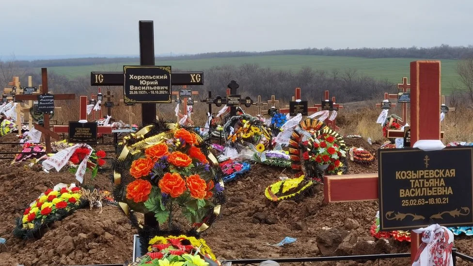 Цвинтар з хрестами та вінками на могилах у справі зникнення братів Мосейчуків