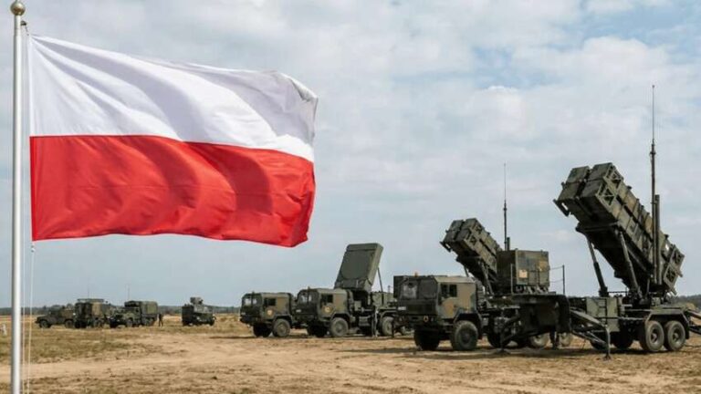 Польські системи Patriot на тлі державного прапора Польщі
