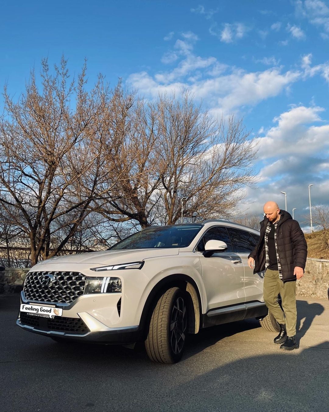 Слава Дьомін біля придбаного позашляховика Hyundai Santa Fe