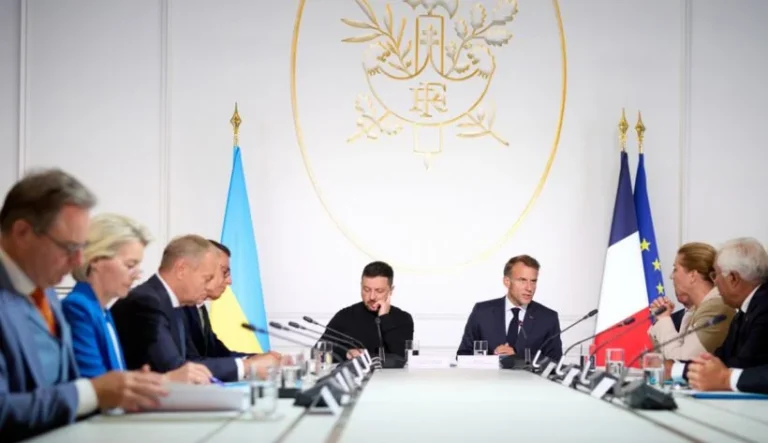 Володимир Зеленський та Еммануель Макрон на саміті Коаліції в Парижі щодо ППО України