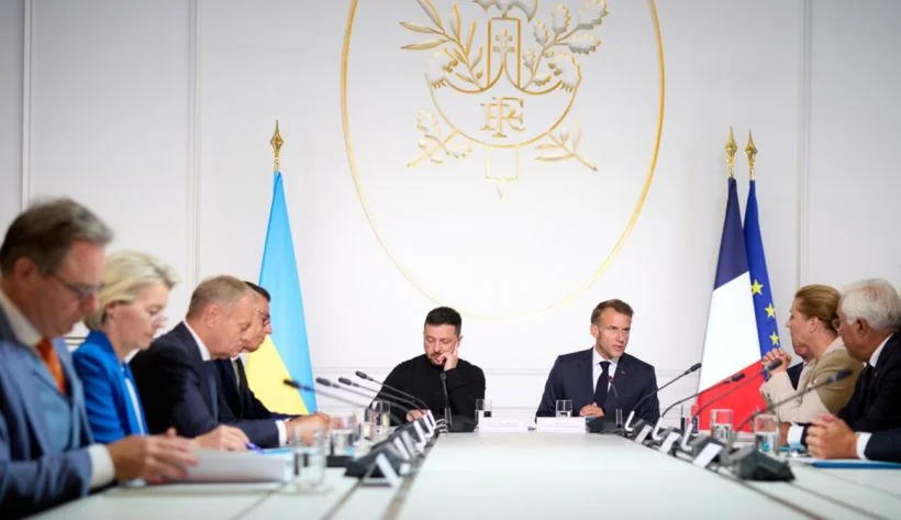 Володимир Зеленський та Еммануель Макрон на саміті Коаліції в Парижі щодо ППО України