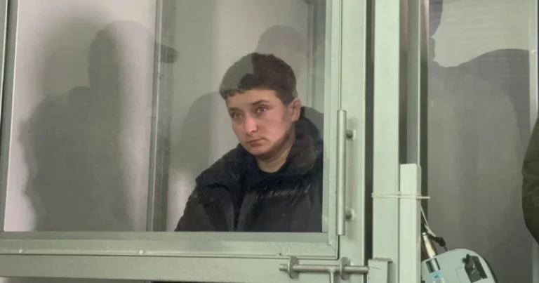 Олег Гаврилов за скляною перегородкою в Сихівському суді Львова