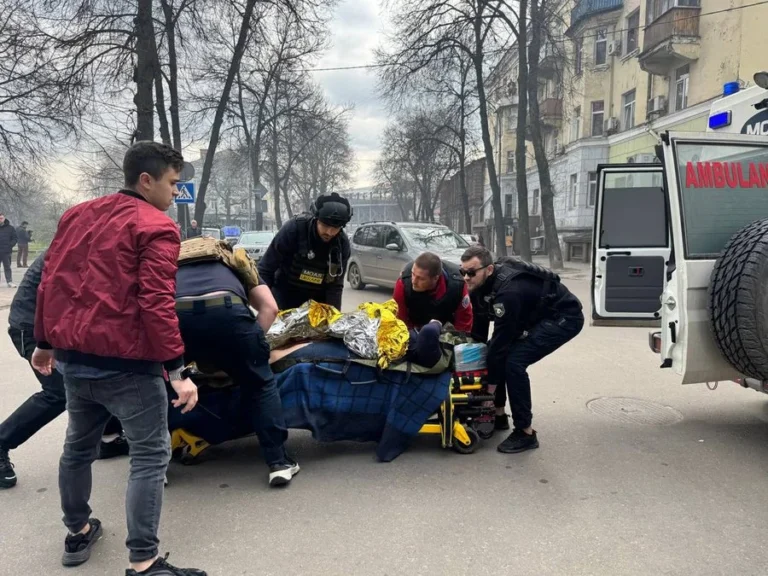 Рятувальники евакуюють пораненого після удару авіабомб біля медзакладу в Сумах