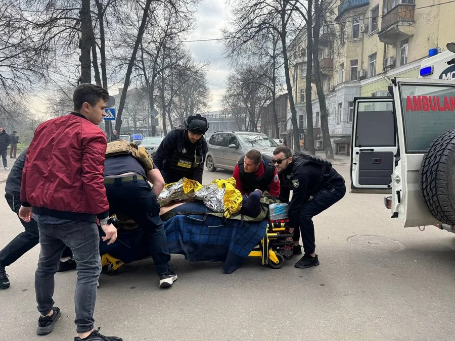 Рятувальники евакуюють пораненого після удару авіабомб біля медзакладу в Сумах