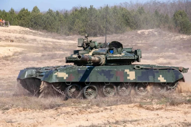 t-80-hazoturbinnyi-tank-shcho-zminyv-uiavlennia-pro-shvydkist-i-sylu-f8e5
