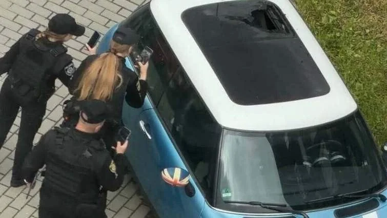 Поліцейські біля Mini Cooper на місці самогубства у Львові