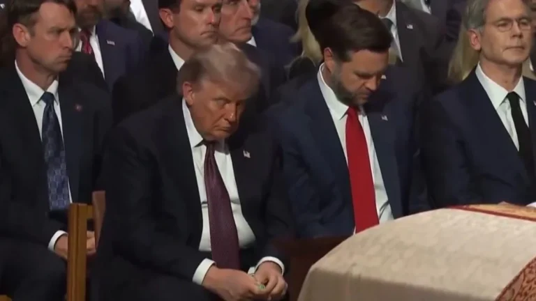 Трамп тримає цукерки Tic Tac поруч із Венсом на церемонії прощання
