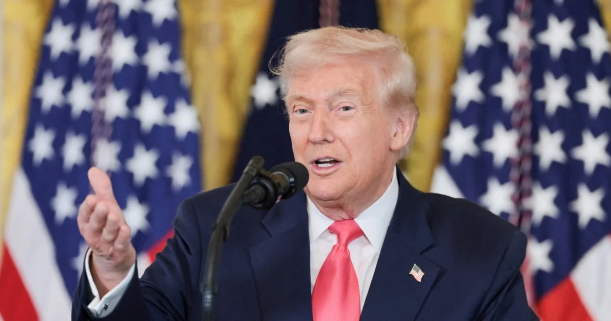 Дональд Трамп заявляє про закриття неба над Україною на тлі прапорів США