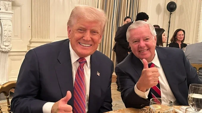 Дональд Трамп і Ліндсі Ґрем усміхаються та показують великий палець угору