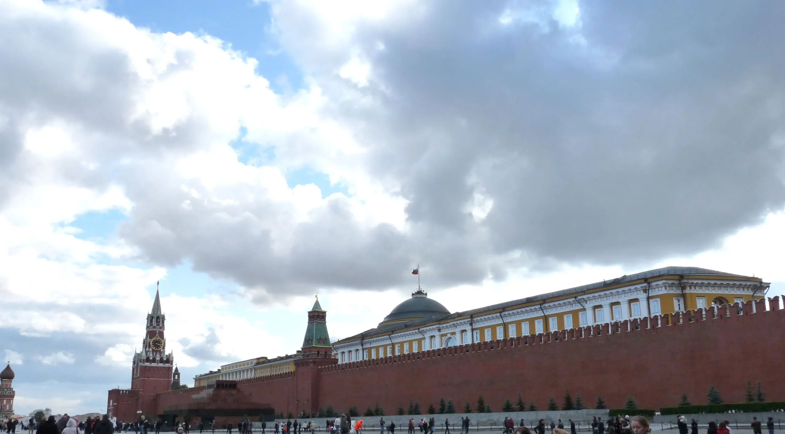 Спаська вежа та червоні стіни Московського Кремля під хмарами