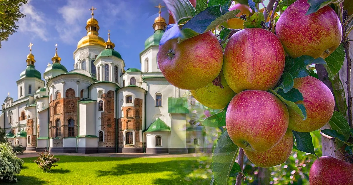 Золотоверхий храм та стиглі яблука на гілці для свят Спасів у серпні