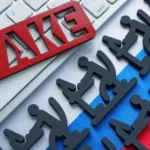 Напис FAKE на тлі прапора РФ символізує ІПСО про Суми