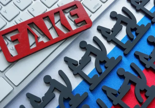 Напис FAKE на тлі прапора РФ символізує ІПСО про Суми