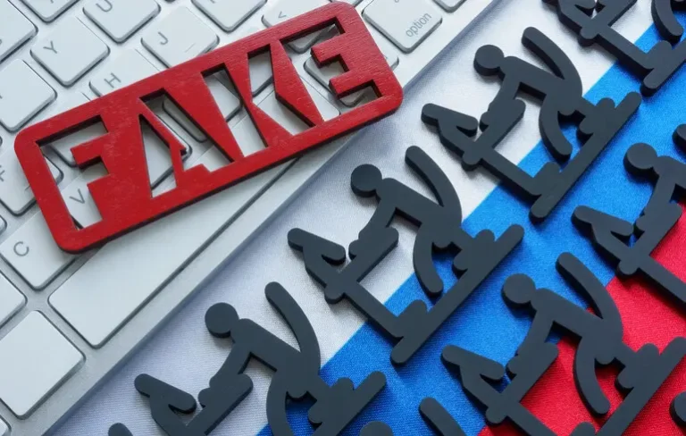 Напис FAKE на тлі прапора РФ символізує ІПСО про Суми
