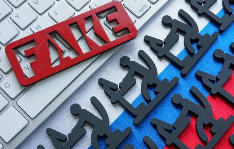 Напис FAKE на тлі прапора РФ символізує ІПСО про Суми