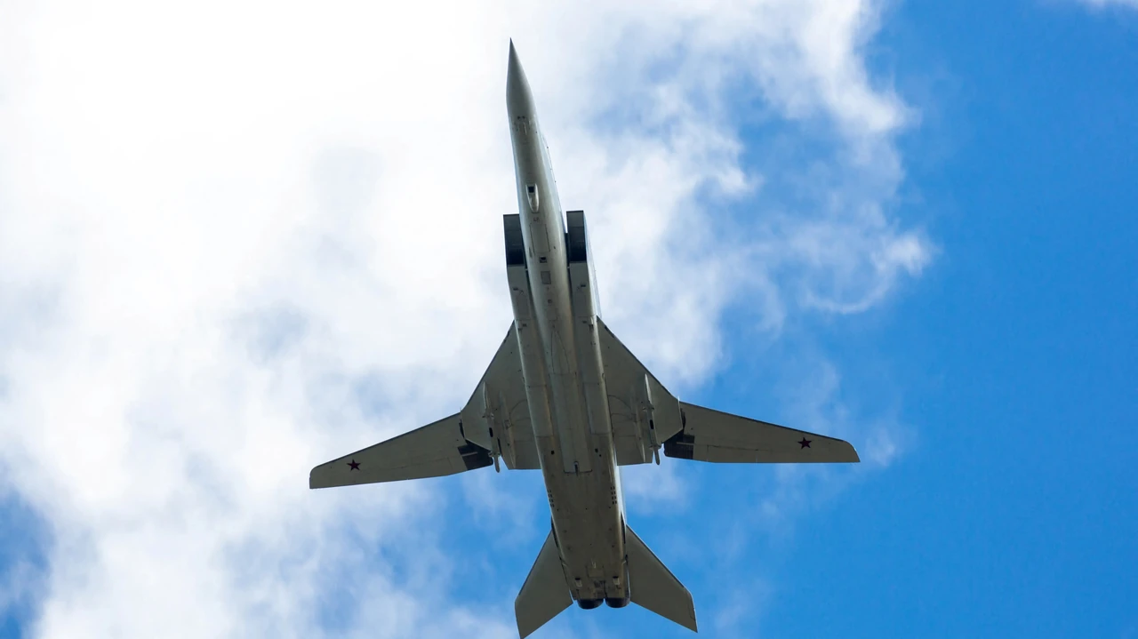 tu-22m3-nadzvukovyi-raketonosets-iz-zminnoiu-heometriieiu-kryla-ac59