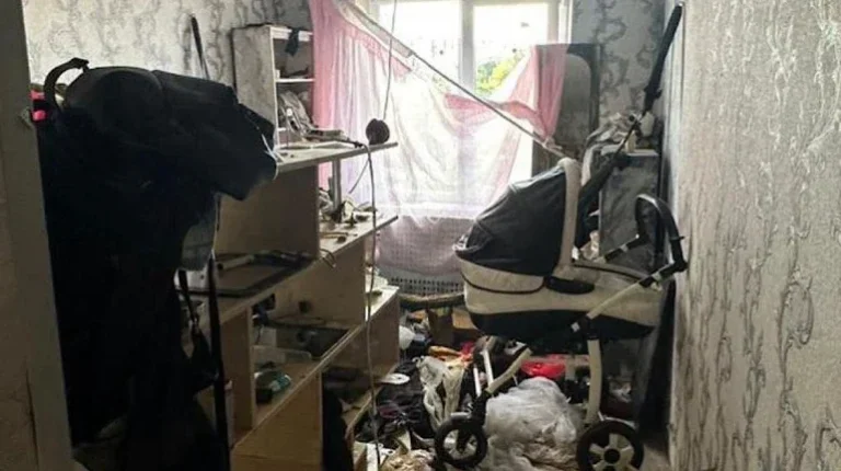 Захаращена кімната гуртожитку в Дніпрі з дитячою коляскою