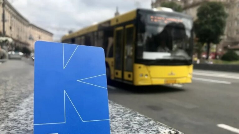 Електронний квиток Києва на тлі жовтого автобуса
