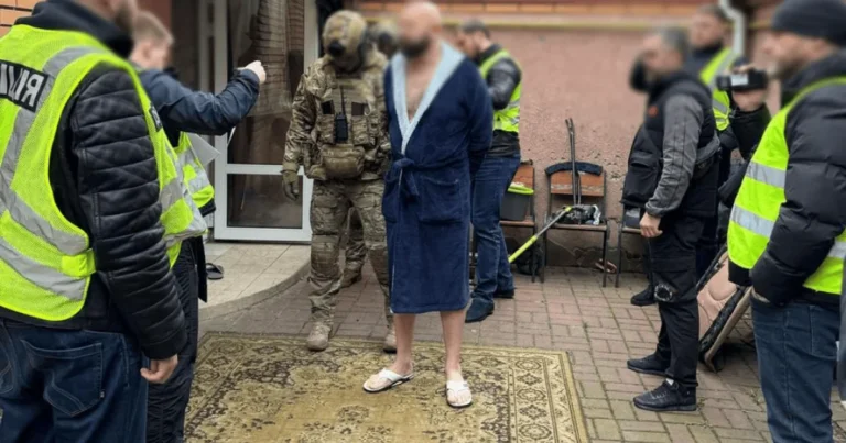 Затримання підозрюваного в халаті під час спецоперації поліції в Києві