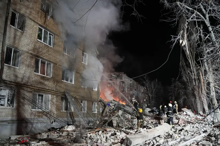 Ракетний удар по п’ятиповерхівці в Харкові: пожежа в зруйнованому будинку вночі