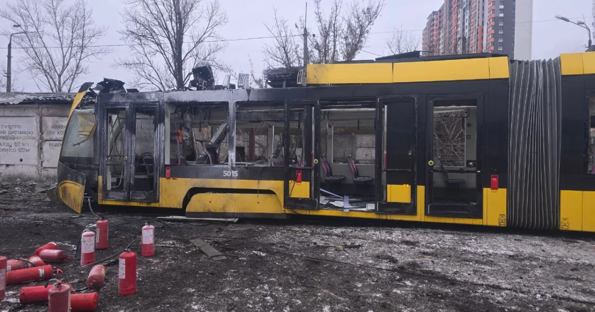 Пошкоджений трамвай PESA у депо Києва після ракетного удару 8 липня