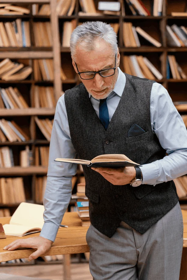 Вчитель історії Вільям Гарвуд переглядає книгу в бібліотеці школи St Mary’s Menston