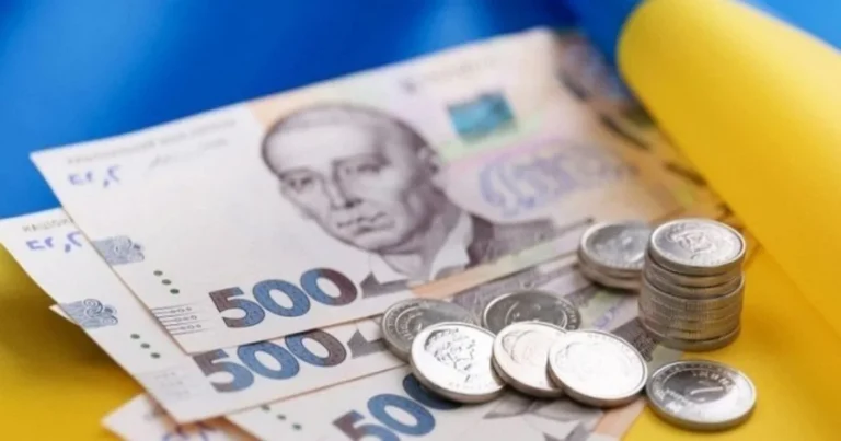 Купюри 500 гривень та монети як мінімум для життя в Києві