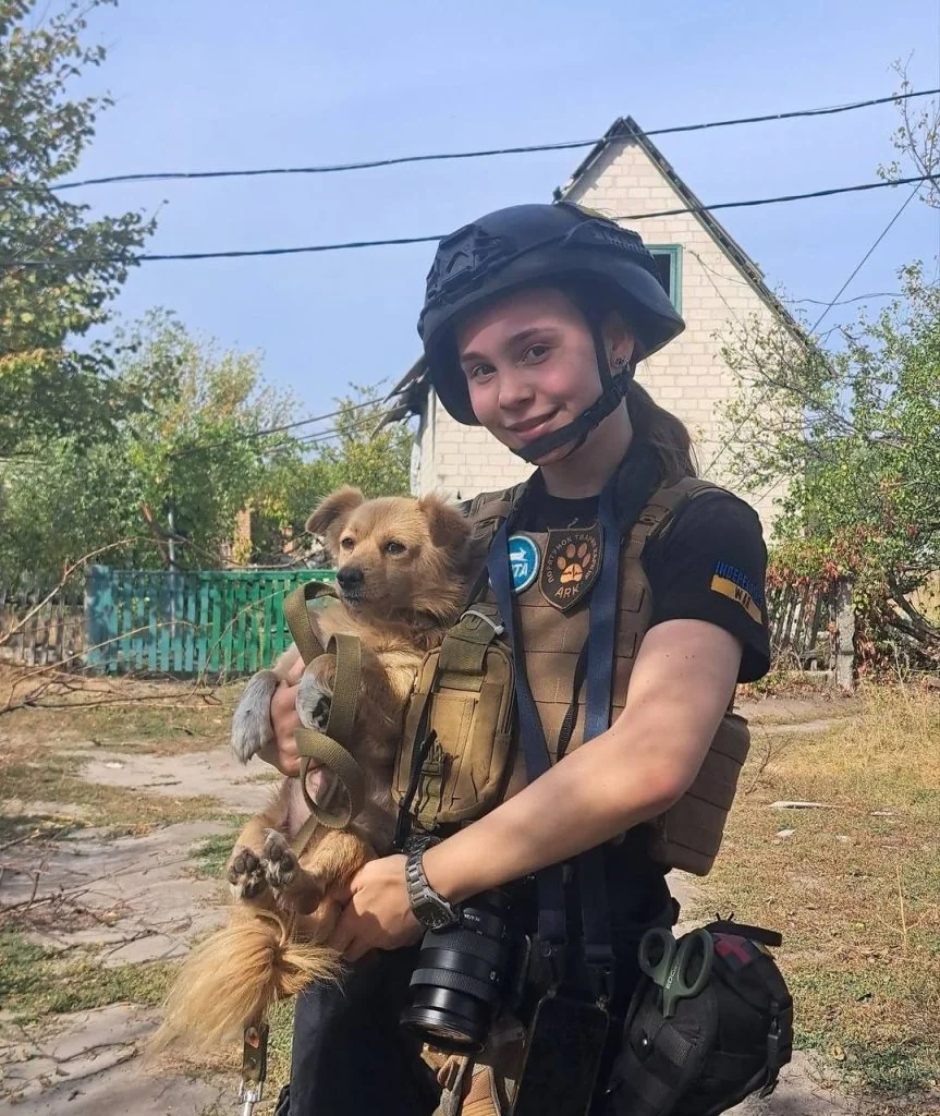 Волонтерка Ольга Кузьменко з врятованим цуценям у Дружківці