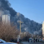 Густий чорний дим від вибуху складу боєприпасів у Вишневому під Києвом