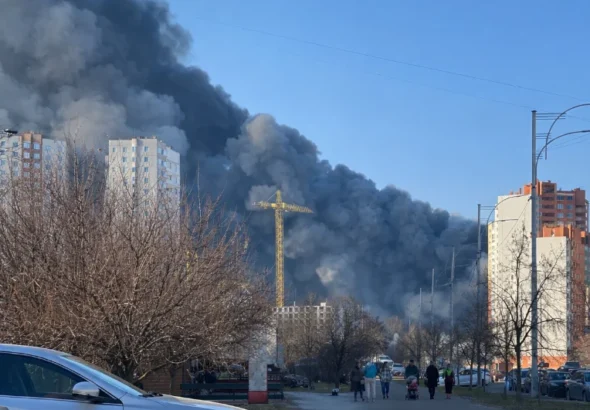 Густий чорний дим від вибуху складу боєприпасів у Вишневому під Києвом