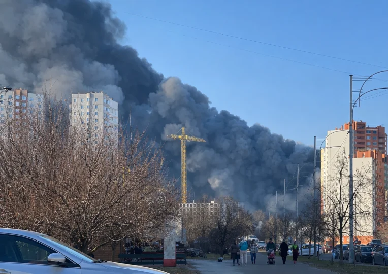 Густий чорний дим від вибуху складу боєприпасів у Вишневому під Києвом