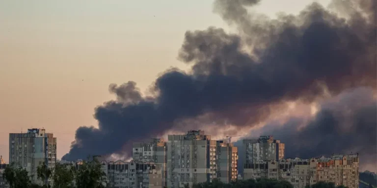 Темні хмари диму над багатоповерхівками Вишневого після ракетної атаки