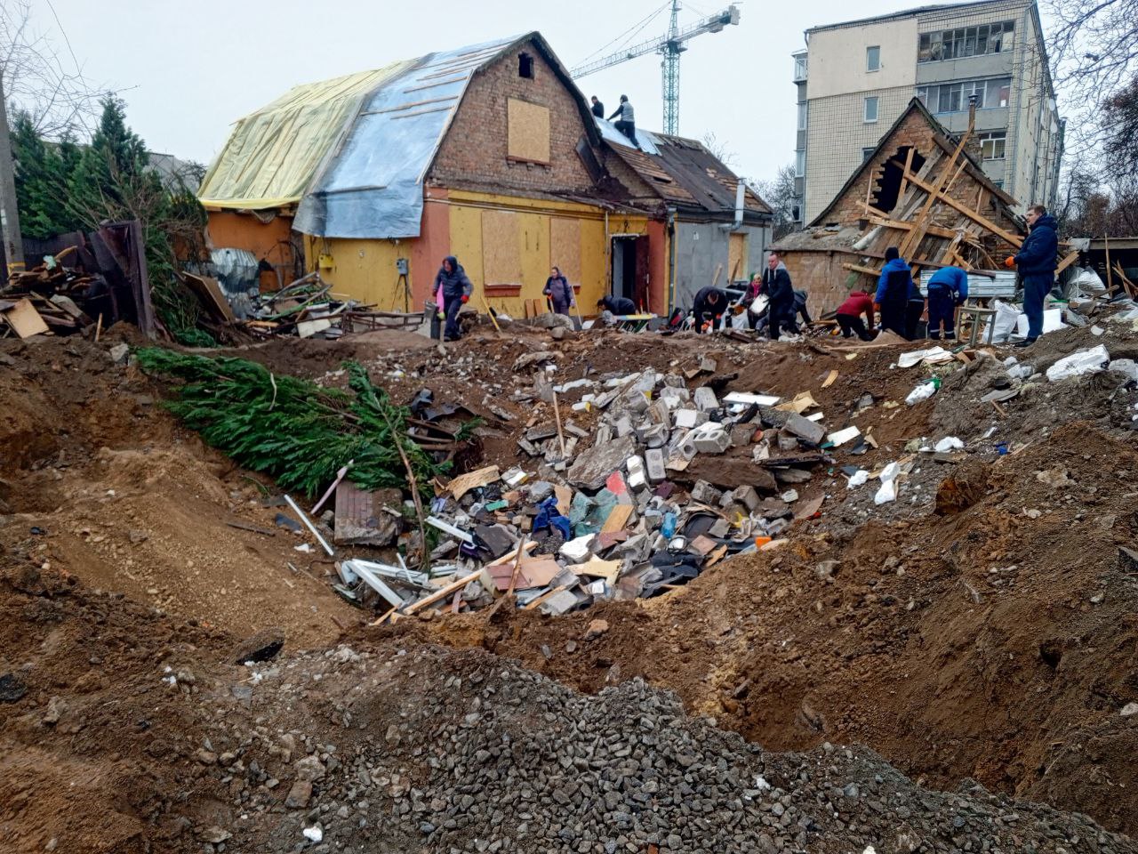 Зруйновані будинки у Вишневому після удару, люди розбирають завали серед уламків